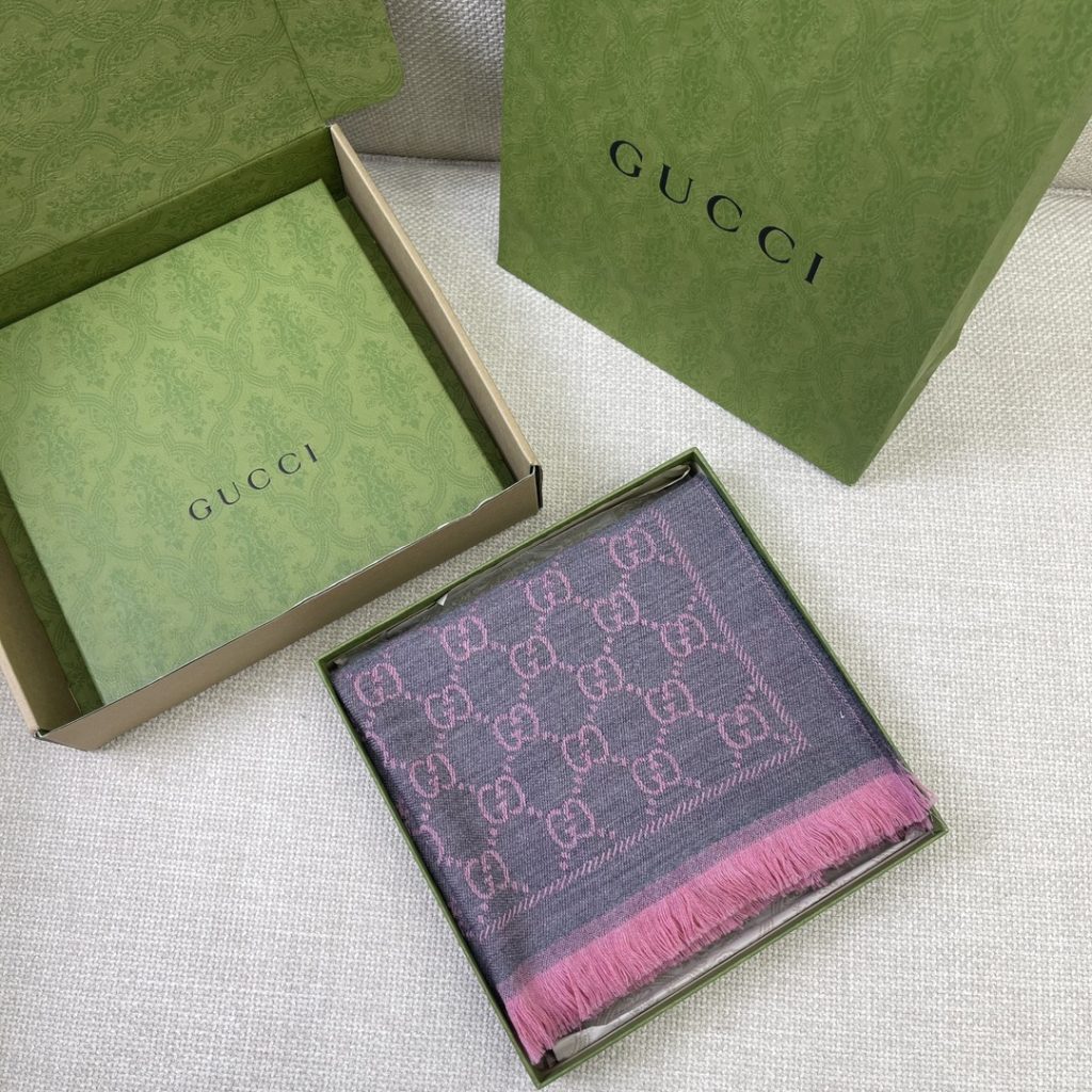 Gucci Classic jacquard scarf in gray and pink, 48*180cm, 100% wool.