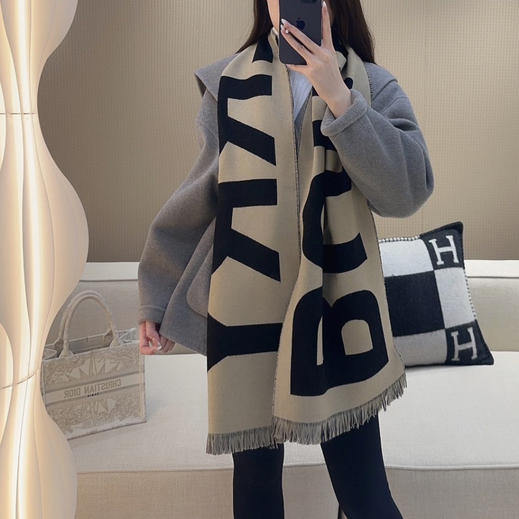 Burberry Logo jacquard scarf, 188*33cm, 100% wool.