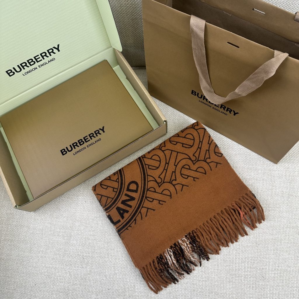 Burberry Montage scarf, 168*30cm, 100% cashmere.