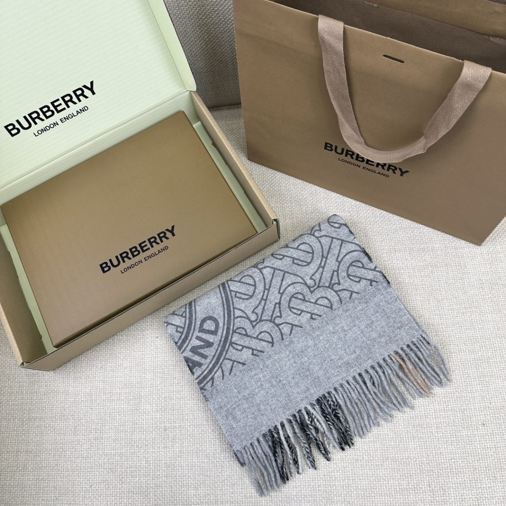 Burberry Montage scarf, 168*30cm, 100% cashmere.