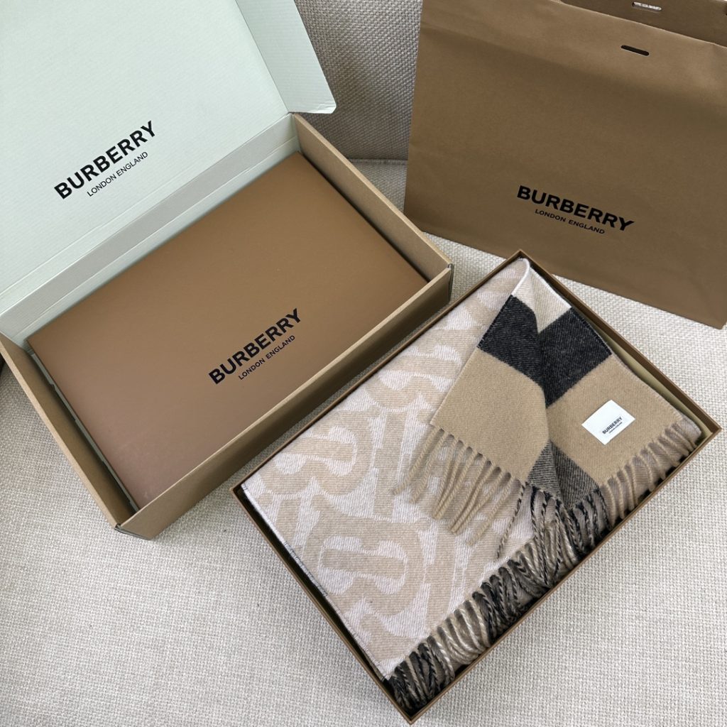 Burberry Double-sided checkered signature scarf, 200*36cm, 100% cashmere.