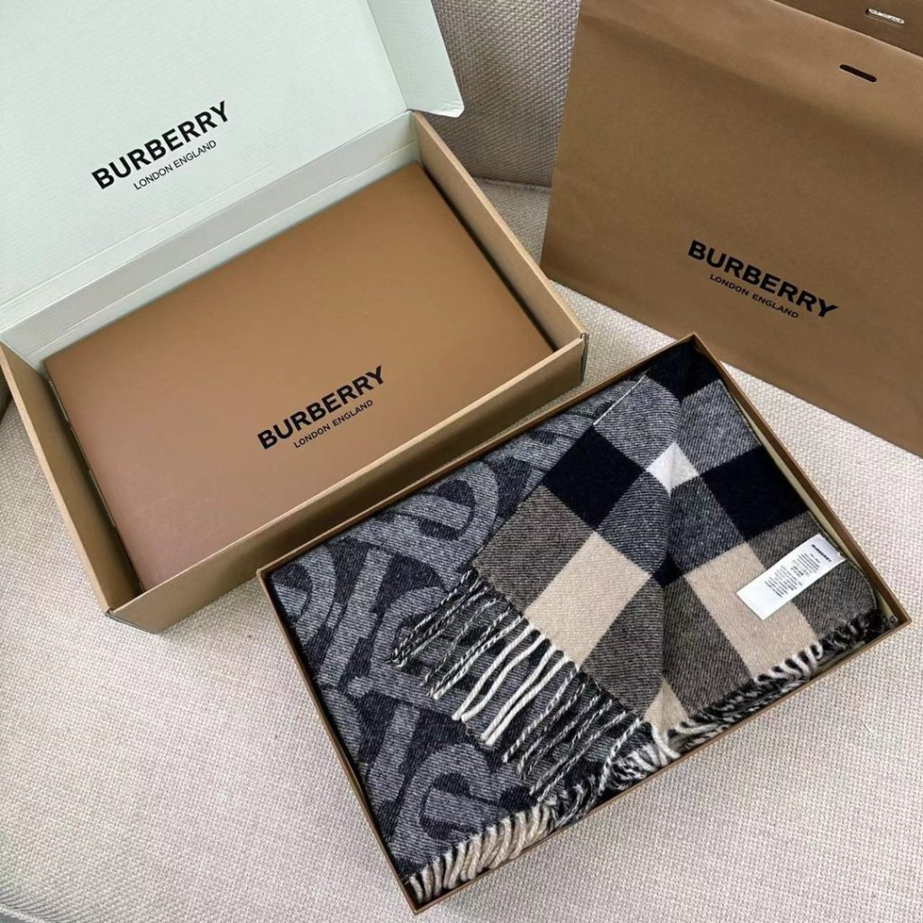 Burberry Double-sided checkered signature scarf, 200*36cm, 100% cashmere, black and gray.