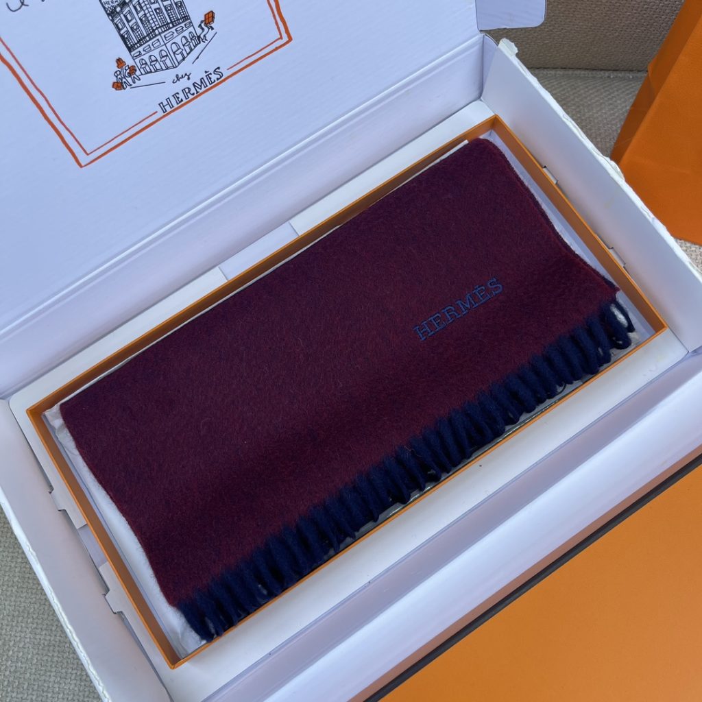 Hermès Double-sided cashmere scarf, 32*180cm, 100% cashmere, deep red.