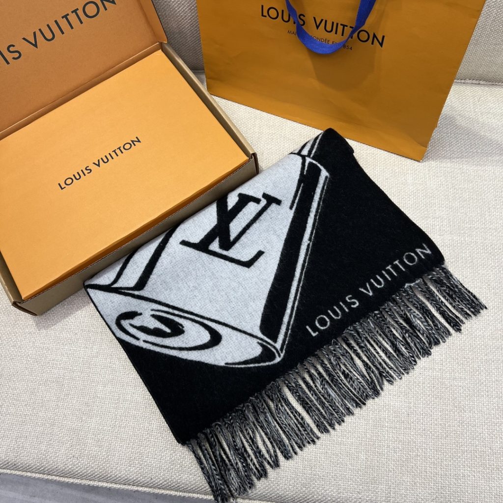 Louis Vuitton Key-pattern shawl, 45*215cm, 62% sheep wool, 38% cashmere.