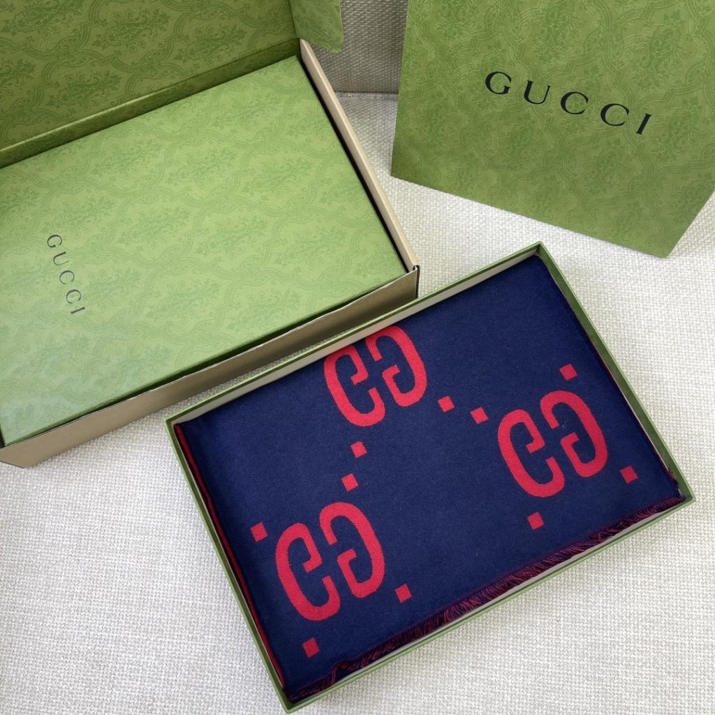 Gucci Diamond jacquard scarf, 35*190cm, 91% wool, 9% silk.