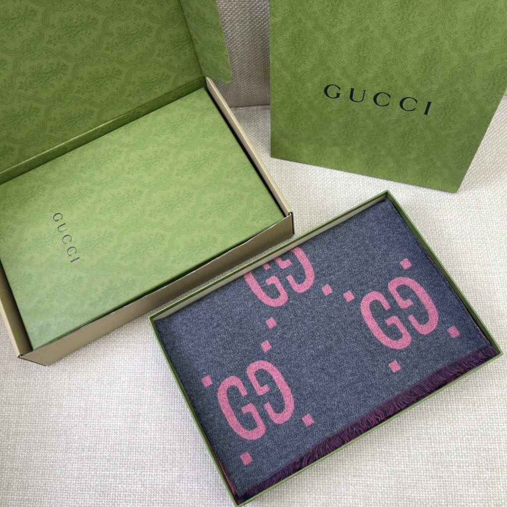 Gucci Diamond jacquard scarf, 35*190cm, 91% wool, 9% silk.