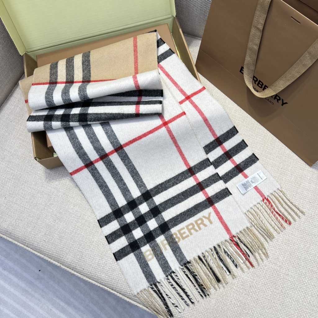 Burberry Contrast checkered scarf, 168*30cm, 100% cashmere.