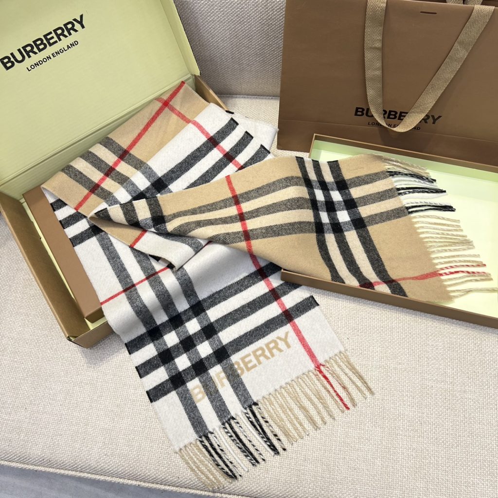 Burberry Contrast checkered scarf, 168*30cm, 100% cashmere.