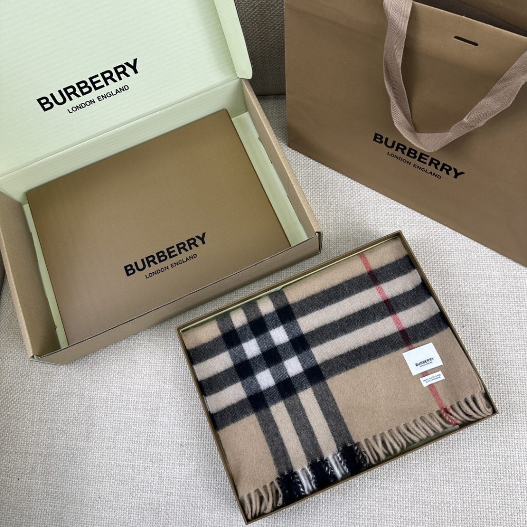 Burberry Classic camel scarf, 180*30cm, 100% cashmere.