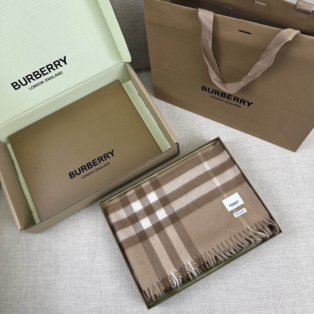 Burberry Classic milk tea color scarf, 180*30cm, 100% cashmere.