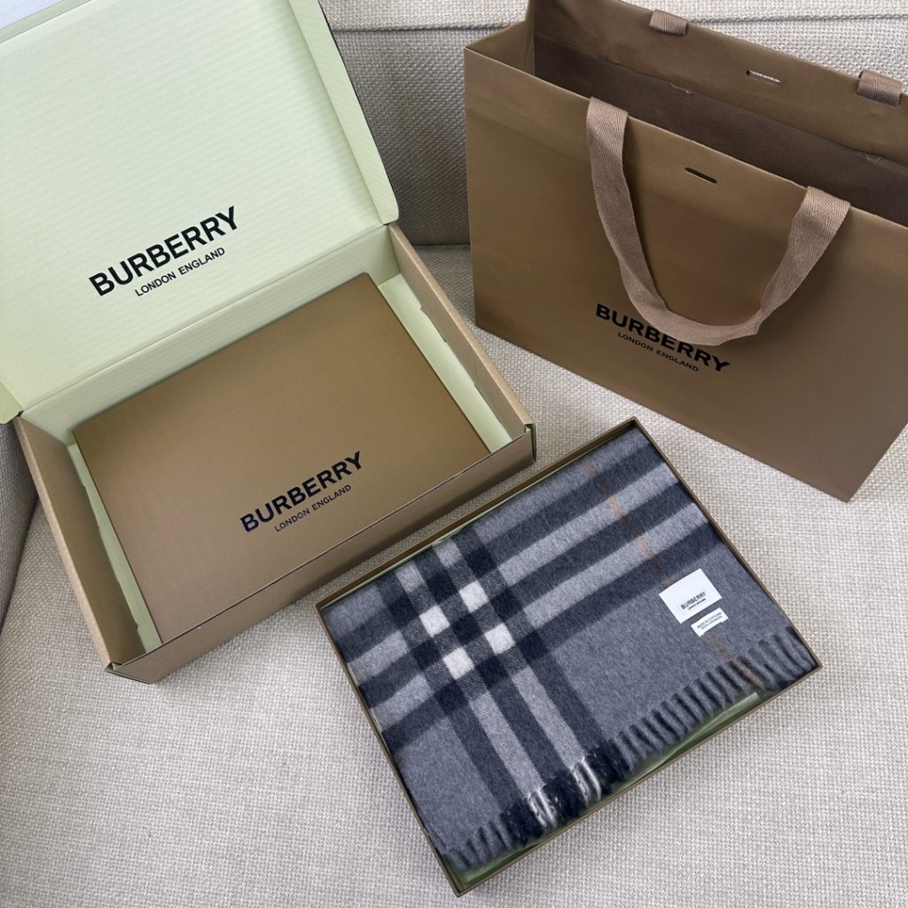 Burberry Classic gray scarf, 180*30cm, 100% cashmere.