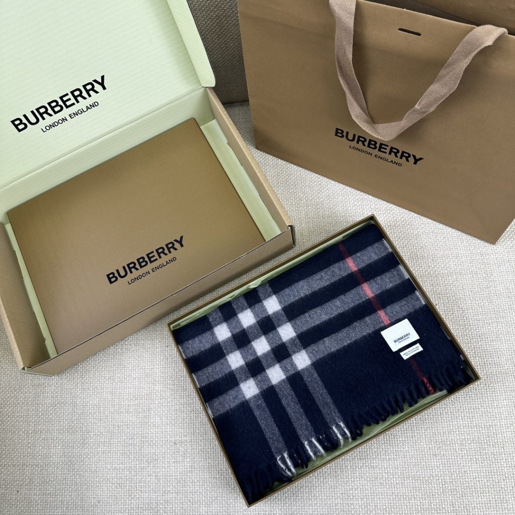 Burberry Classic navy blue scarf, 180*30cm, 100% cashmere.