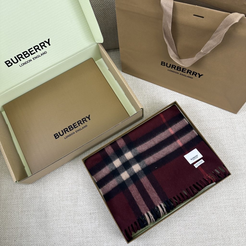 Burberry Classic burgundy scarf, 180*30cm, 100% cashmere.