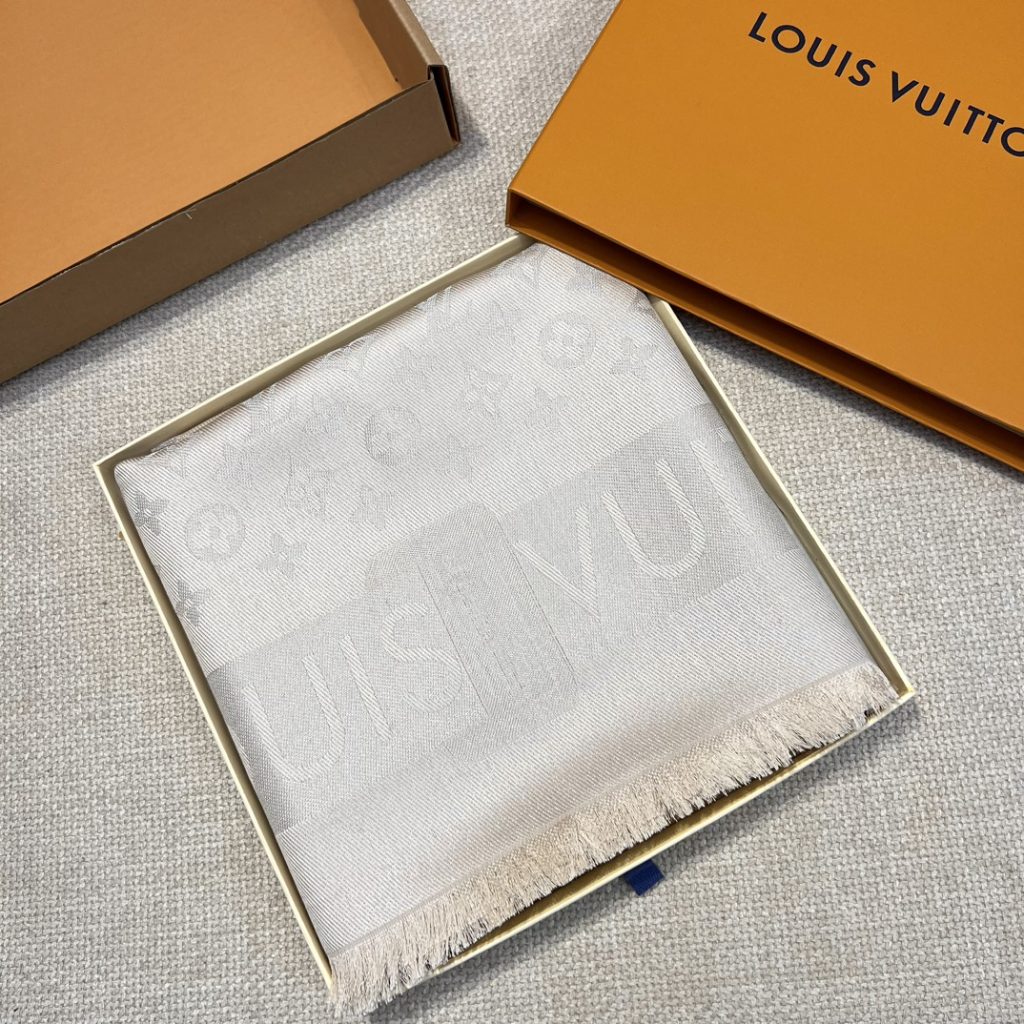 Louis Vuitton Locking Shine scarf, 140*140cm, 50% mulberry silk, 24% viscose, 17% sheep wool, 9% metallic fiber.