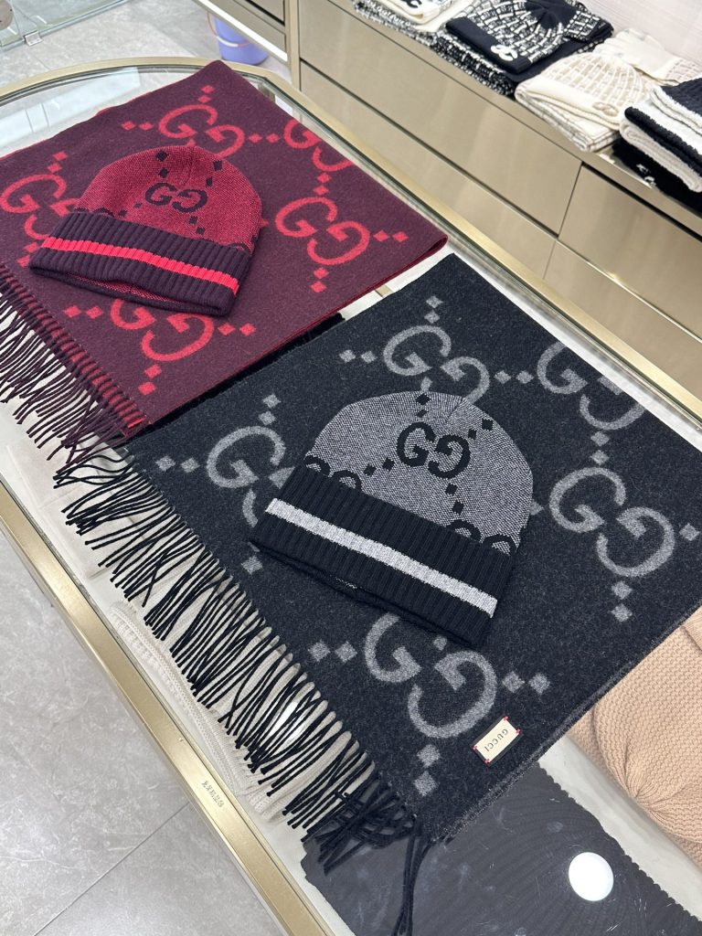 Gucci Diamond-pattern scarf and hat set.